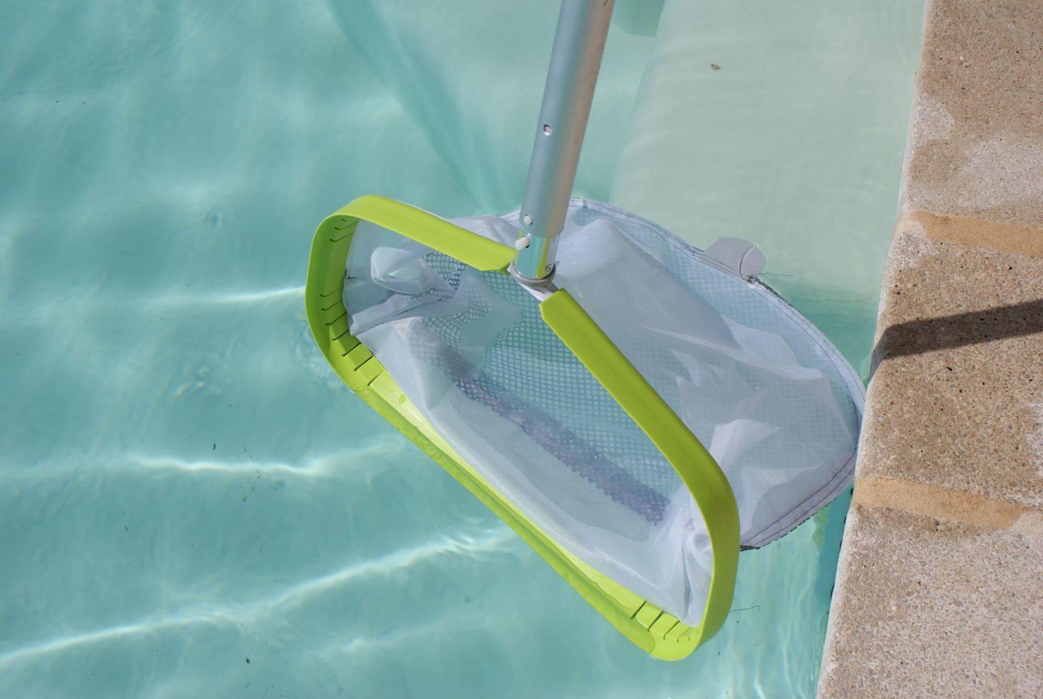 Epuisette qui filtre bien ÉPUISETTE DE FOND MAILLES FINES XPRO KERLIS chez Ferré piscines sur Allauch