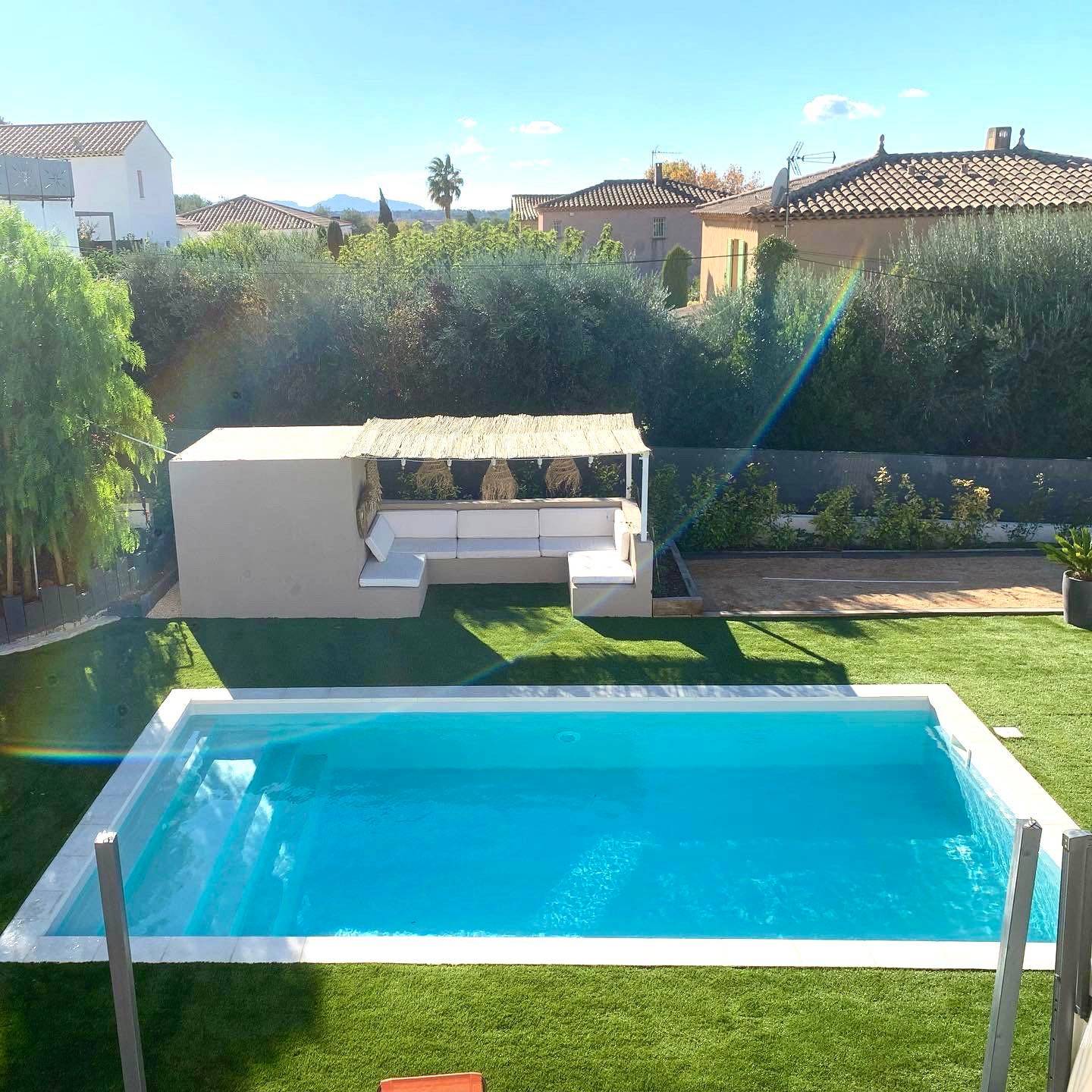 Coque piscine avec escalier en long 