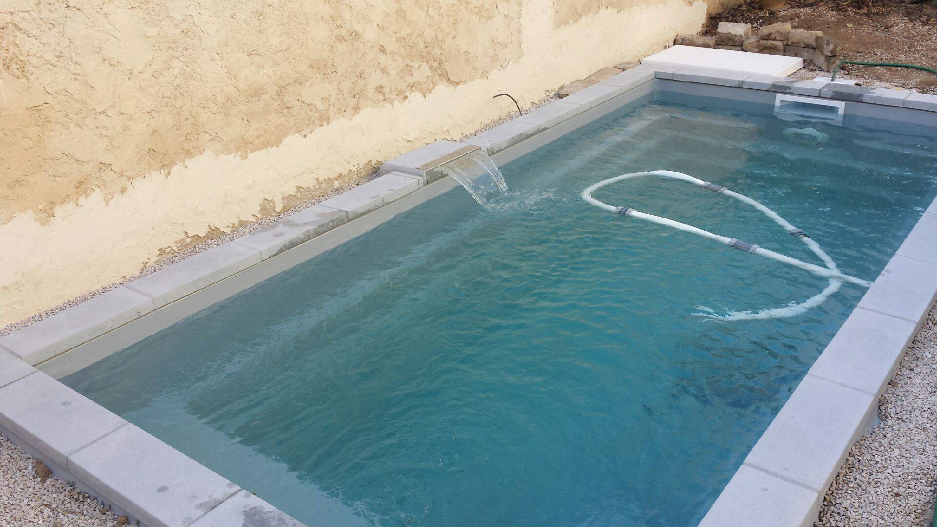 piscine grise coque polyester chez Ferré Piscines près de Marseille