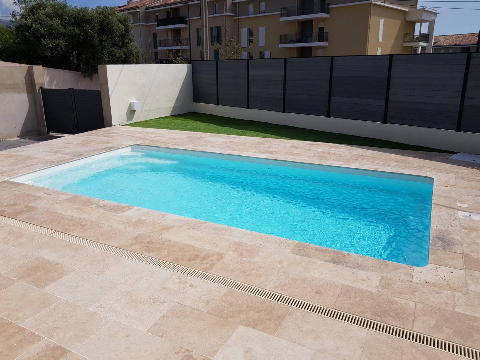 piscine avec paroi filtrante Travertin beige fond progressif - Ferré Piscines proche de marseille