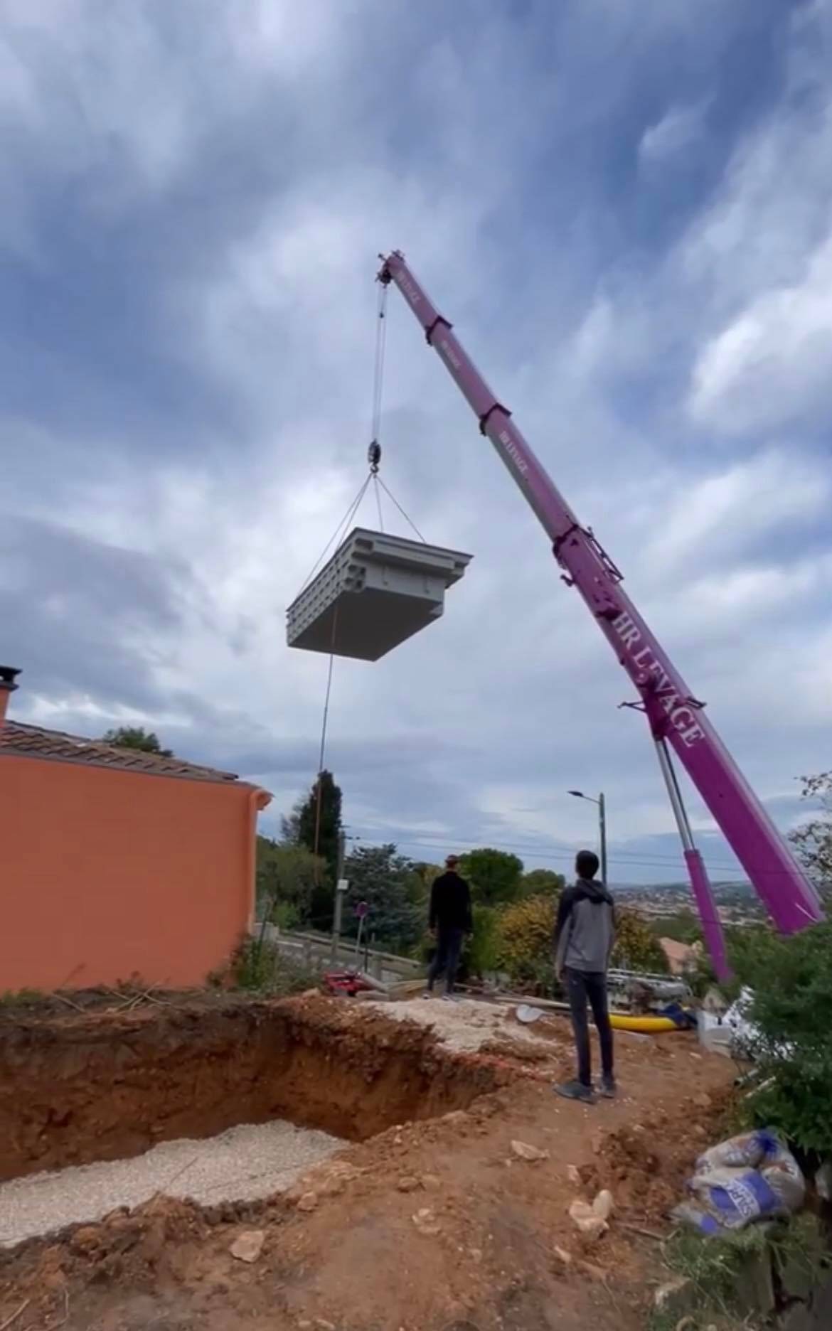 Livraison d'une coque polyester modèle MAUI par une grue 