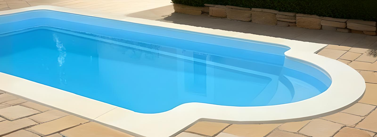 piscine coque avec escalier roman