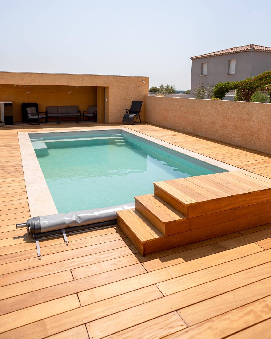 piscine coque avec banquette design - Marseille - Ferré Piscines 