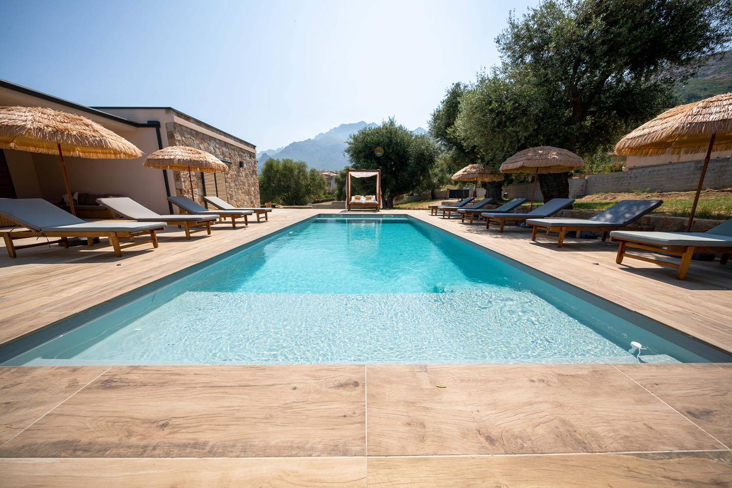 Piscine coque 10 X 4 avec plage - ferré Piscines 