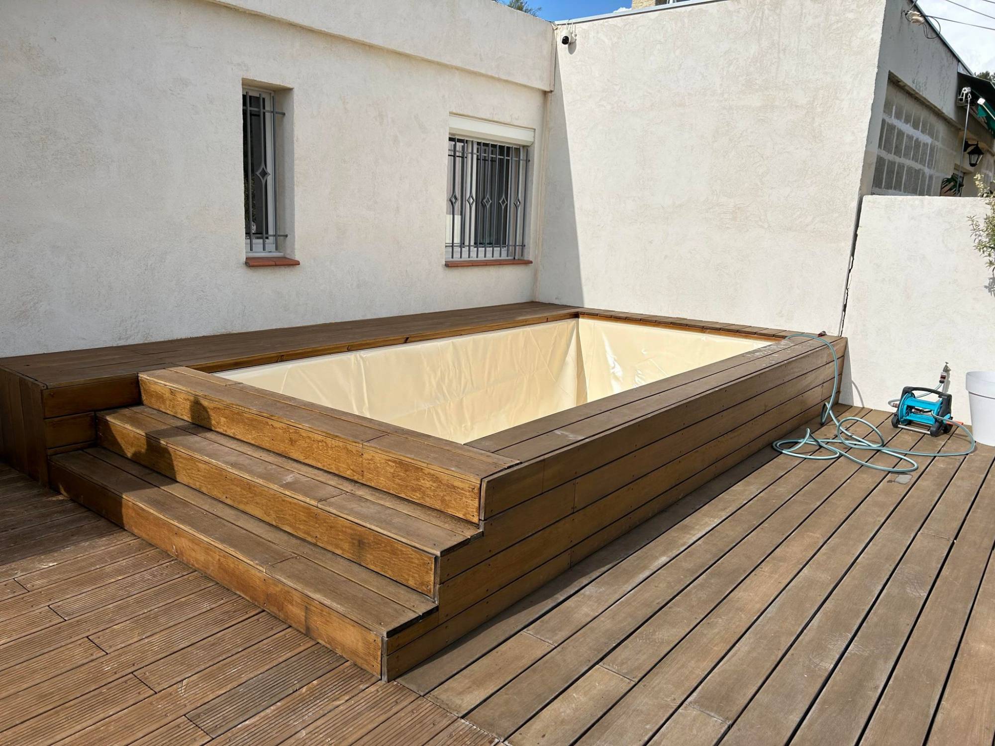 Piscine hors sol avec entourage bois 