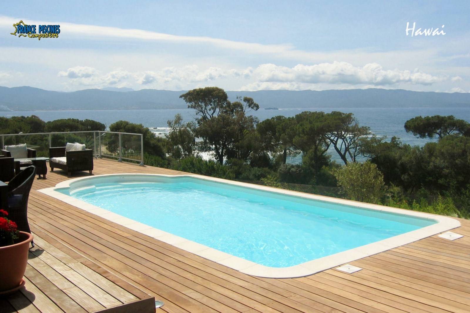 Piscine coque avec escalier sortant contour bois modèle HAWAI - Ferré piscines Allauch 13