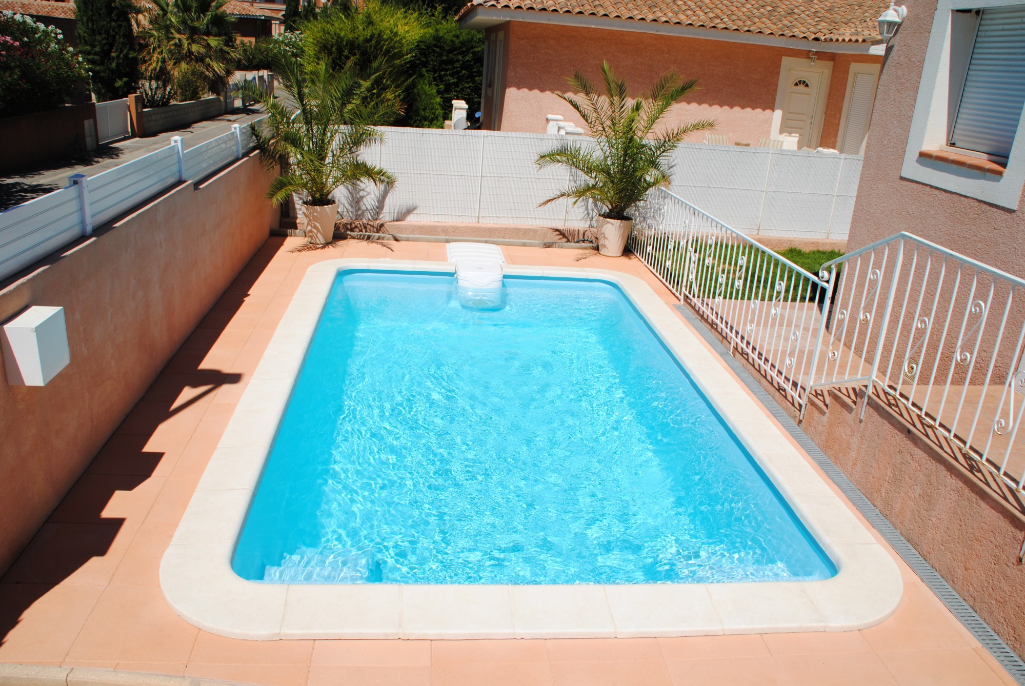 Piscine avec dallage polyester  avec bloc filtrant Ferré Piscines plan de cuques