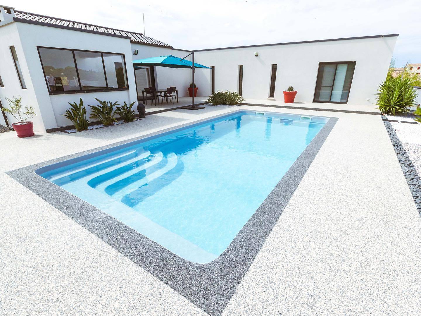 grande piscines coque design pas chère chez ferre piscines La ciotat 