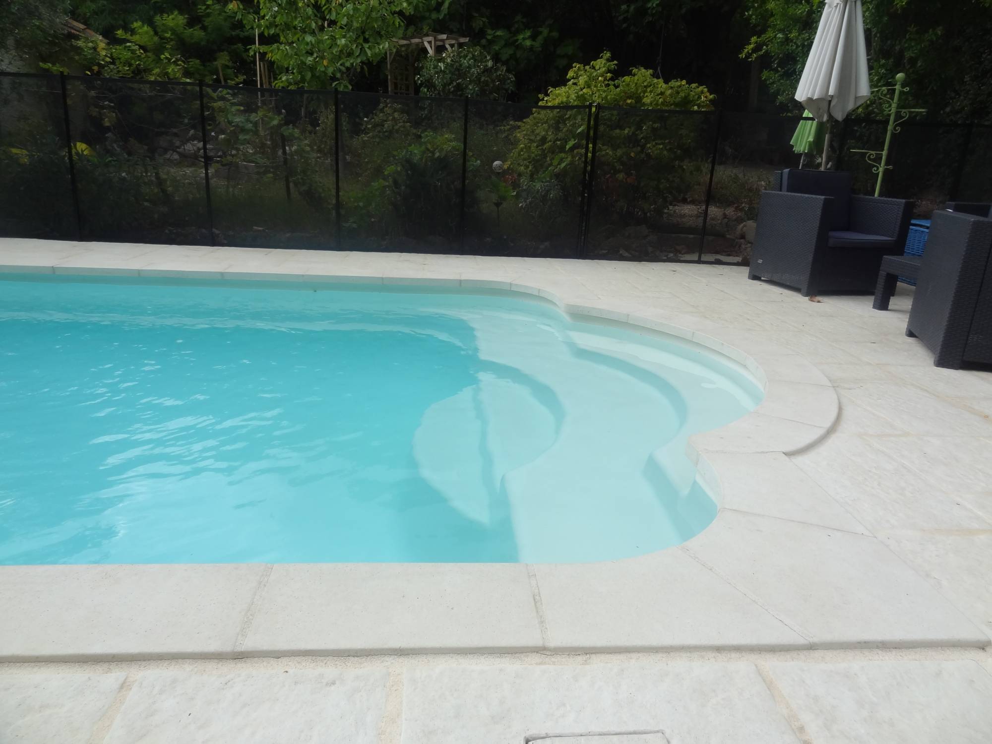 coque piscine blanche escalier avec banquette Ferré Piscines à Allauch