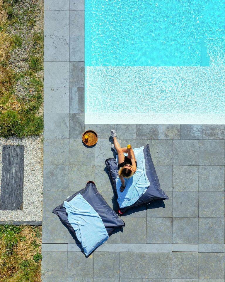Piscine coque polyester 7.50x3.80 Nouméa de france piscines composites avec anges droits et plage immergée Aubagne
