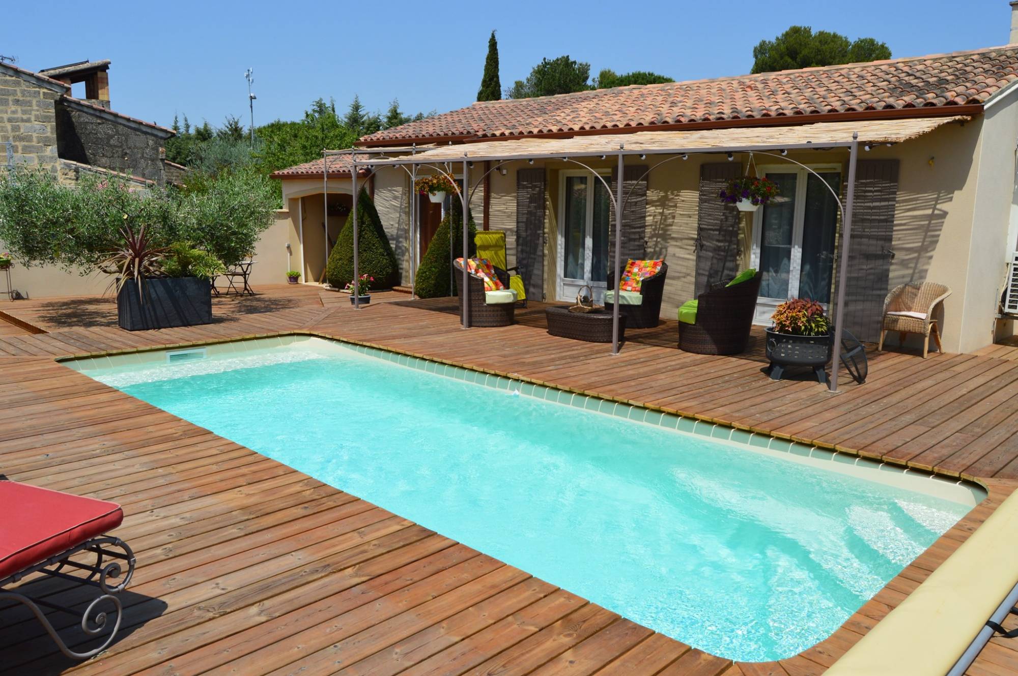 Piscine coque design pluton harmony chez Ferre piscines près de Cassis