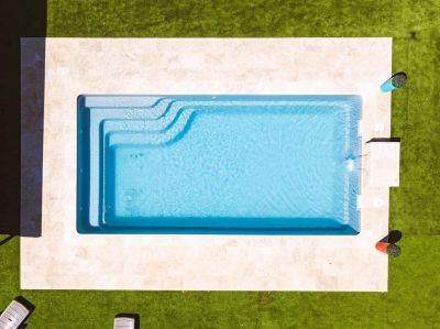 Piscine coque avec escaliers, modèle BERMUDES- France Piscines Composite - FERRE PISCINES à Marseille 