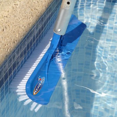Nettoyer les parois de la piscine avec le Balai Sphérique KERLIS- Ferré Piscines Allauch