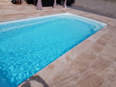 Piscine aux formes contemporaines et épurées moderne gamme Mur filtrant Ferré Piscines proche d'Aubagne