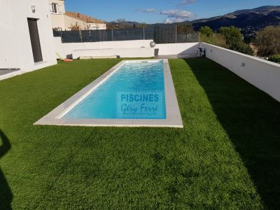 Coque polyester couloir de nage 10m de long installé par Ferré Piscines proche de Marseille