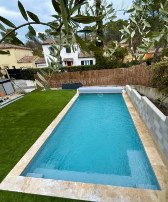 Piscines design avec banquette coque polyester chez Ferre piscines Ciotat 