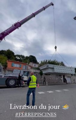 Livraison d'une coque polyester modèle MAUI par une grue 