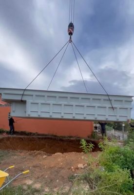 Livraison d'une coque polyester modèle MAUI par une grue 