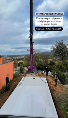 Livraison d'une coque polyester modèle MAUI par une grue 