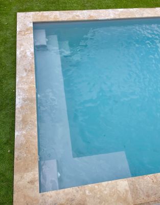 Piscine coque avec banquette pas chère chez Ferre Piscines Marseille 