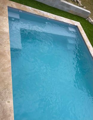 Piscine avec banquette et plage pas chère près de Marseille Ferre piscines 