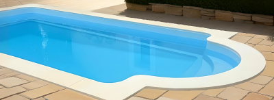 piscine coque avec escalier roman