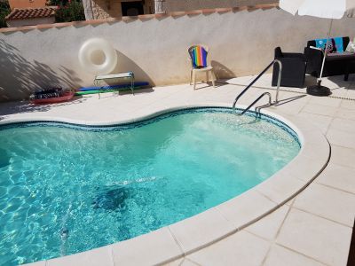 Piscine coque beige avec frise forme haricot modèle antilles Ferré piscines 13