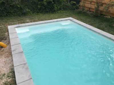 piscine avec banquette centrale Axéo- FERRE PISCINES proche d'aubagne