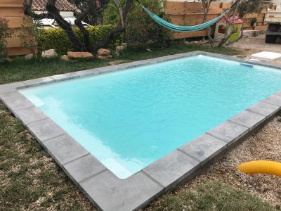 coque blanche avec margelles grises- Ferré Piscines vers Marseille