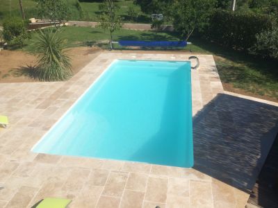 Coque polyester blanches avec travertin Installation Ferré Piscines à Allauch