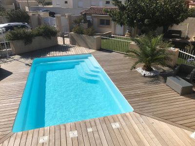 Piscine coque avec banquette Bornéo FERRE PISCINES marseille 8eme