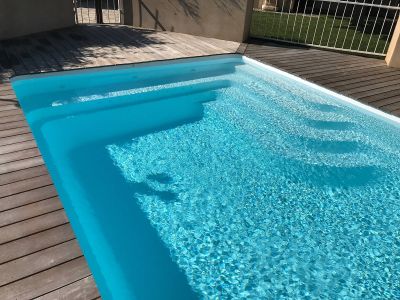 Piscine coque avec banquette Bornéo FERRE PISCINES marseille 8eme