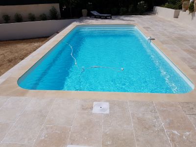 Piscine forme moderne 7x3 avec dallage DEclic700- Ferré Piscines proche de Marseille