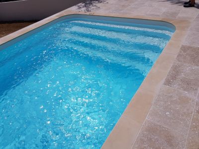 Escalier sur la largeur et banquette DECLIC700- Ferré Piscines à Allauch
