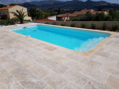 coquepolyester rectrangulaire avec travertin autour forme moderne Declic700- Ferré Pisicnes installateur Bouches du rhone