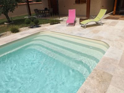 Coque polyester beige avec large escalier DECLIC700- Ferré Piscines à Marseille