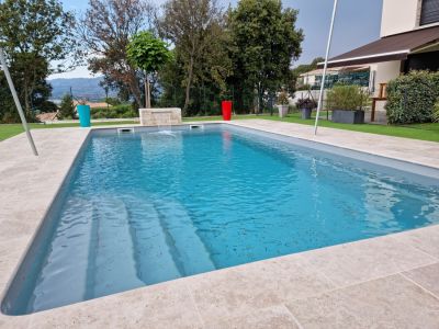 Coque avec fontaine de piscine chez ferré piscines provence