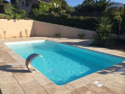 Terrasse bois autour de piscine coque polyester Ferré piscines à Allauch