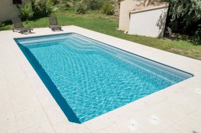 Terrasse bois autour de piscine coque polyester Ferré piscines à Allauch