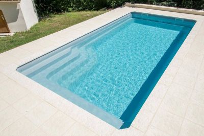 Terrasse bois autour de piscine coque polyester Ferré piscines à Allauch