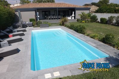 Terrasse bois autour de piscine coque polyester Ferré piscines à Allauch