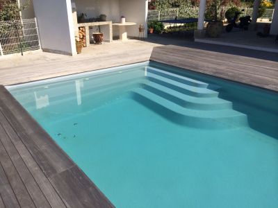 Escalier sur le côté et banquette piscine Ferré Psicne proche de Marseille 11eme 