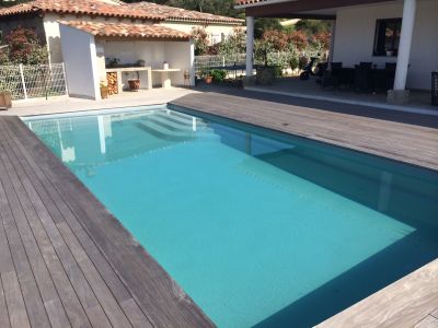 Terrasse bois autour de piscine coque polyester Ferré piscines à Allauch