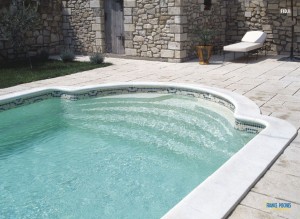 Pose d'une frise ligne d'eau sur une piscine coque Polyester 