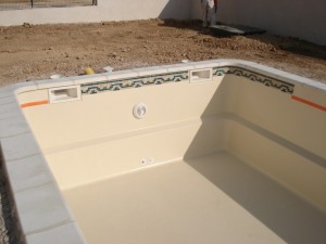 Pose d'une frise ligne d'eau sur une piscine coque Polyester 