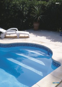 Pose d'une frise ligne d'eau sur une piscine coque Polyester 