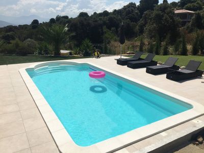 Piscine coque avec escalier sortant contour bois modèle HAWAI - Ferré piscines Allauch 13