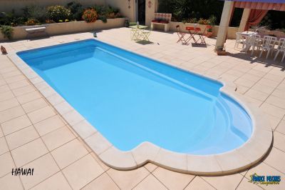 bassin bleu avec escalier sur la largeur modèle HAWA-I Ferré piscines aix-en-provence