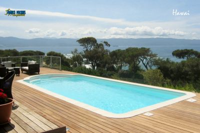 Piscine coque avec escalier sortant contour bois modèle HAWAI - Ferré piscines Allauch 13