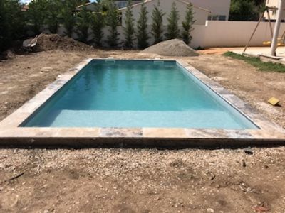 coque polyester modèle NOUMEA avec plage immergée- FERRE PISCINES Allauch